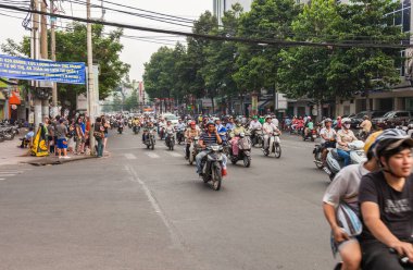 Ho Chi Minh, Vietnam-Aralık 9, 2013. İnsan kalabalığı acele saat içinde motosiklet binmek ve 9 Aralık 2013 Ho Chi Minh City'de scooter, motosiklet ve bisikletler ile kalabalık sokaklar.