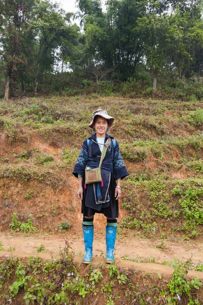 Sapa Vietnam Dezember 2013 Schwarze Hmong Frau Auf Dem Weg — Stockfoto