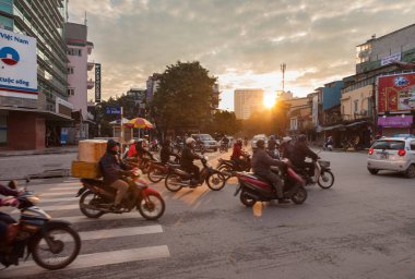 Hanoi, Vietnam-Aralık 17, 2013. Vatandaşlar şehir genelinde Bisiklet ve motosiklet üzerinde 17 Aralık 2013 sunrise sonra sabah erken Hanoi, Vietnam gidip. Arabaların halk için nadir bir öğe olduğunu. 