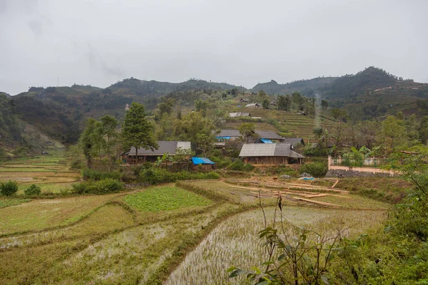 苗族村庄与稻田和山在老蔡省附近沙巴 — 图库照片