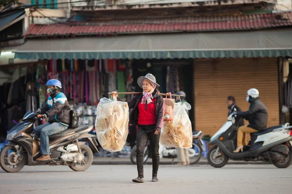 Hanoi Vietnam December 2013 Straatverkoper Verkopen Lokale Delicatessen Vervoerd Een — Stockfoto
