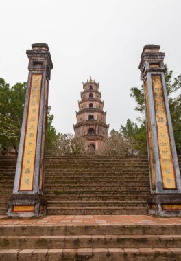 Vietnam, ton. Aralık'ta nehrin kuzey kıyısında yer alan Thien Mu Pagoda için giriş adımlar.