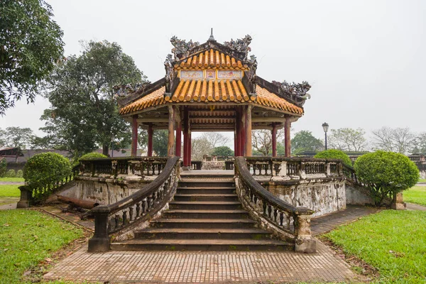 Vietnam, ton. İmparatorluk yasak şehir Kalesi karmaşık içinde bahçedeki eski çardak.