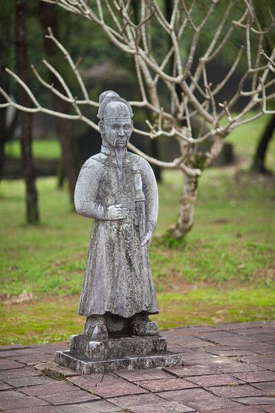 Вьетнам, Хью. Каменная статуя воина, представляющего королевский эскорт, который сопровождает и защищает императора в другом мире в Императорской гробнице Мин Ман династии Нгуйген при Дворе приветствий. Всемирное наследие ЮНЕСКО
 