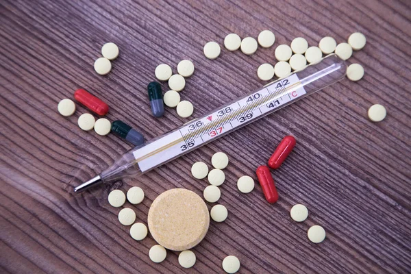 Gyógyszerek Tabletták Gyógyszerek Kezelésére Készített Betegség Megfázás Vagy Vírusok Kötszerek Stock Fotó