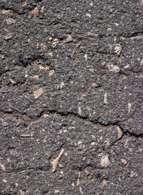 Çakıl taşları ve küçük çakıl taşlarıyla eski gri beton