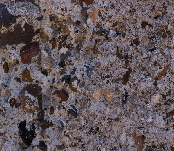 Çakıl taşları ve küçük çakıl taşlarıyla eski gri beton