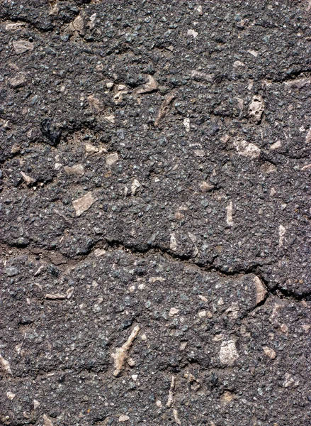 Çakıl taşları ve küçük çakıl taşlarıyla eski gri beton