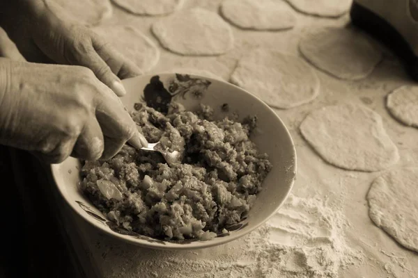 Бабушкины Руки Приготовления Мясных Пирогов — стоковое фото