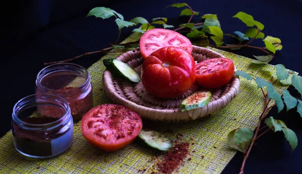 Salatalık ve domates dilimlenmiş. Baharatlı ve tuzlu.
