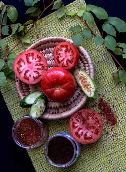 Salatalık ve domates dilimlenmiş. Baharatlı ve tuzlu.
