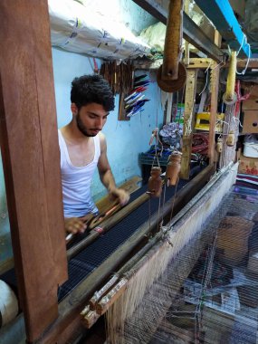 Mahdia, Tunus - 26 Haziran 2019. Dokuma tezgahında dokuma yapan adam, ipek dokuma atölyesi Mahdia.