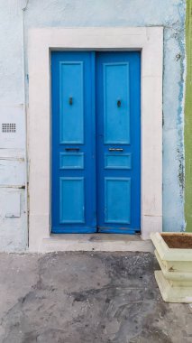 Geleneksel eski boyanmış kapı tarihi bir bölgede ya da Medine, Tunus 'ta. Müslüman mimarisinin renkli desenli görüntüsü.