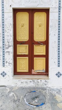 Geleneksel eski boyanmış kapı tarihi bir bölgede ya da Medine, Tunus 'ta. Müslüman mimarisinin renkli desenli görüntüsü.