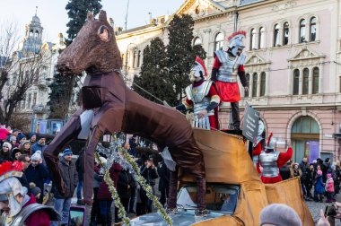 Chernivtsi, Ukrayna - 12 Ocak 2020. Ukrayna 'nın Chernivtsi kentinde düzenlenen geleneksel Noel folklorik festivali Malanka Festivali 2020' de elinde mekanik bir atla bir platformda Romalı erkekler görülüyor.