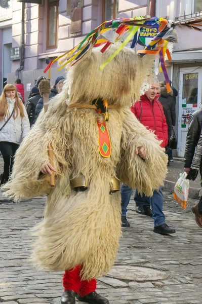 Chernivtsi, Ukrayna - 12 Ocak 2020. Geleneksel Noel folklor-etnografi festivali Malanka Festivali 2020 Ukrayna 'nın Chernivtsi kentinde