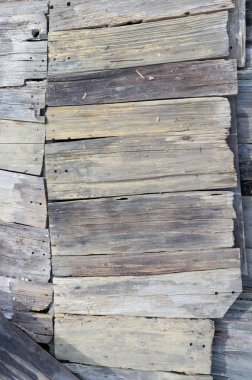 Eski tahtalardan döşeme döşemesi el işi bir şekilde yapılmış.