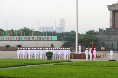 Hanoi, Vietnam 12 Ekim 2019. Ho Chi Minh mozolesi. Sabah seremonisi şafakta. Bayrak kaldırma olayı