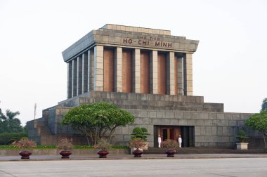 Hanoi, Vietnam 12 Ekim 2019. Ho Chi Minh mozolesi. Mozolenin girişinde iki muhafız var.