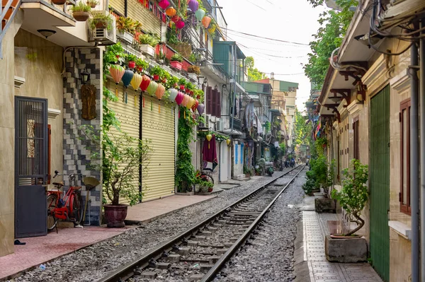 Hanoi, Vietnam. 12 Ekim 2019. Hanoi Tren Sokağı. Old City 'de tren raylarının yanında hayat. 