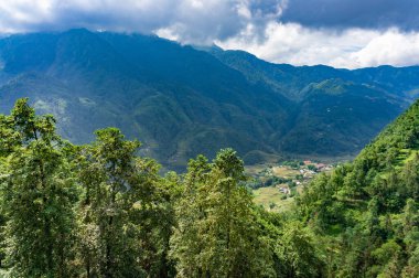 Güzel manzara, popüler turist gezisi mekanı. Pirinç tarlası terasları. Bulutlardaki dağ manzarası. Manzara füniküler Sapa, Lao Cai Eyaleti, kuzeybatı Vietnam.