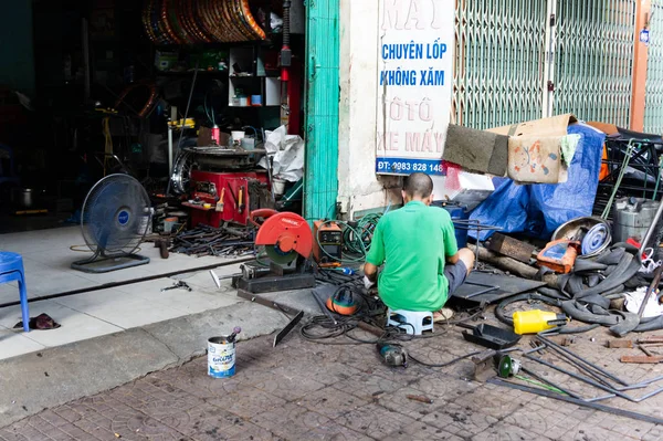 Loa Chai, Vietnam - 11 Ekim 2019. Vietnam sokaklarında. Ekran kaynakçısı çalışıyor