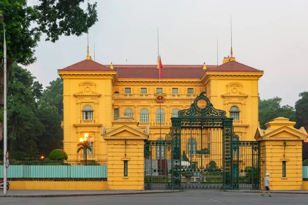 Vietnam Başkanlık Sarayı. Fransız Koloni mimarisinin stili. Sabah erkenden. Ba Dinh Meydanı, Hanoi, Vietnam