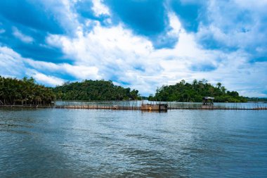 Madu Nehri Safari, güzel tropikal nehir kıyısı. Balık çiftliği çiti. Balapitiya, Sri Lanka