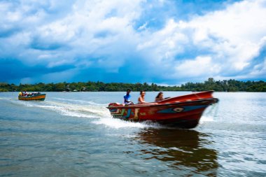 Balapitiya, Sri Lanka. Aralık 05, 2018. İnsanlı tekneler. Madu Nehri Safari. Çok güzel mavi bir gökyüzü. Tekneler yüksek hızda hareket ediyor.