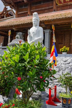 Sapa, Vietnam 10 Ekim 2019. Merhamet Tanrıçası. Kuzey Vietnam 'daki Fansipan dağının eteğindeki tapınak. Dikey