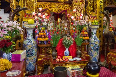 Hanoi, Vietnam 16 Ekim 2019. Budist tapınağının ana sunağı. Tapınağın içinde. Büyük, güzel Çin vazoları.