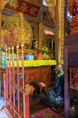 Sapa, Vietnam 10 Ekim 2019. Kuzey Vietnam 'daki Fansipan Dağı' nın eteğindeki tapınağın içinde. 
