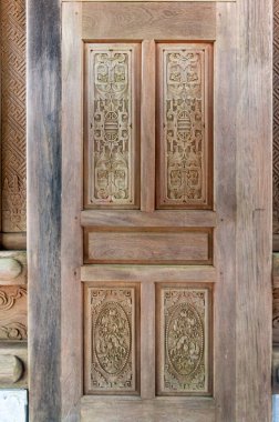 Geleneksel Budist şablonu ve motifleri, ahşap bir kapı üzerinde gamalı haç ve Kuzey Vietnam 'daki pagoda mimarisi