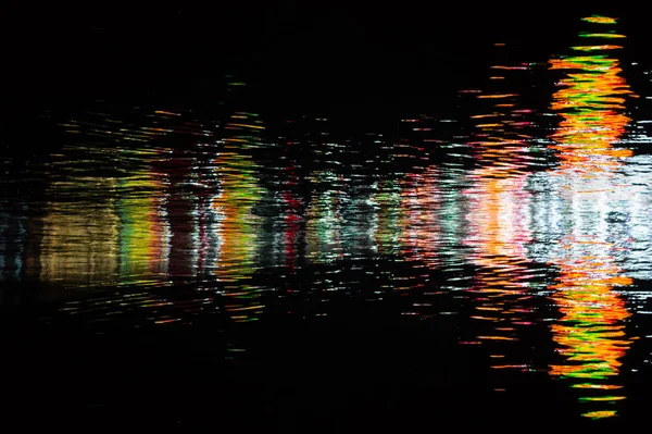 Textura Agua Con Reflejos Color Sobre Fondo Negro — Foto de Stock