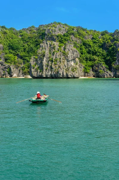 Halong Körfezi Adaları. Turistik eğlence, muhteşem kireçtaşı mağaraları doğal mağara oluşumları. Karst 'ın denizdeki toprakları, dünya mirası. Gölün güzel gök mavisi suyu. tekne pazarı