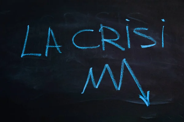 Palabra Crisis Italiano Inscripción Crisis Una Pizarra Negra Tiza Azul — Foto de Stock