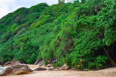 Unawatuna, Sri Lanka 07 Aralık 2018. Orman Sahili, yerli halk tatil günlerinde Hint Okyanusu kıyılarında dinleniyor. Yeşil ormanlarla çevrili çok güzel ve ulaşılamaz bir yer. Yerel halk için favori tatil yeri