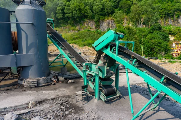 Asphalt Plant tilted feeding conveyor belt. Asphalt hot mix plant. asphalt plant cold aggregate feed system. container with sand and aggregate - stone dust in the correct proportions