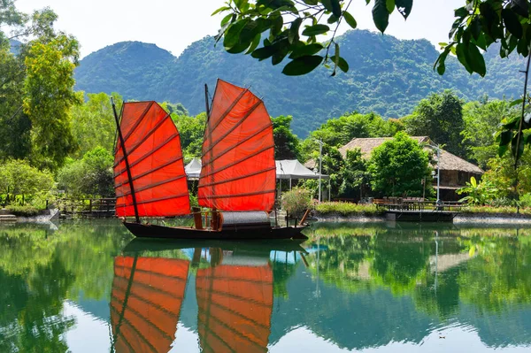 Basura Hermoso Barco Tradicional Vietnamita Con Velas Rojas Lago Pintoresco Imagen De Stock