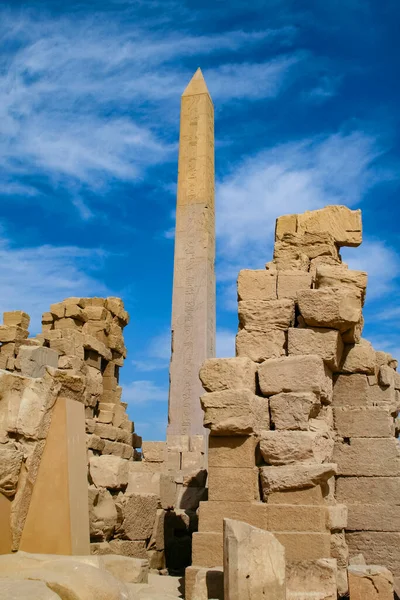 Obelisk Królowej Hatszepsut Świątyni Karnaku Luksorze Hieroglificznymi Rzeźbami Tle Błękitnego — Zdjęcie stockowe