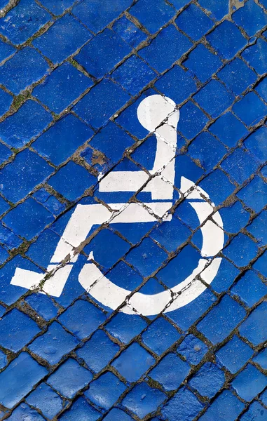 Símbolo Internacional Para Discapacitados Pintado Azul Brillante Una Plaza Aparcamiento —  Fotos de Stock
