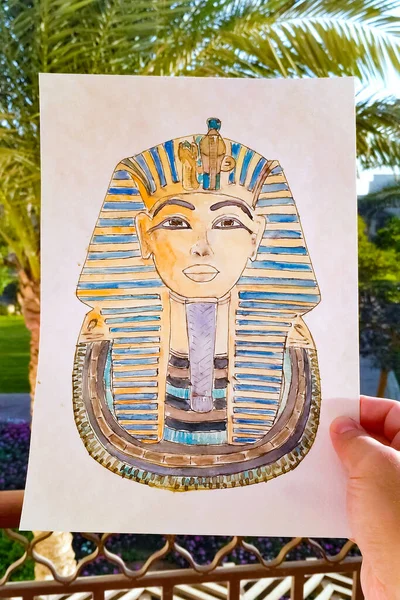 Rysunek Trzyma Się Ręku Tle Palm Złota Maska Egipskiego Faraona — Zdjęcie stockowe