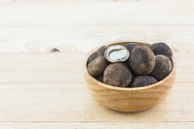 Ahşap arka plan üzerinde barometre Earthstars mantar dilimlenmiş.