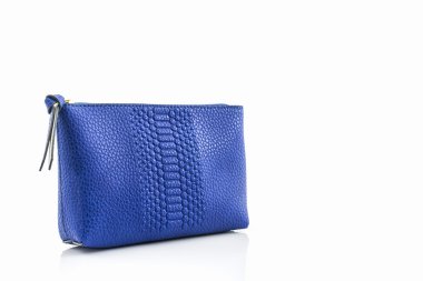 Mavi deri kozmetik çantası.