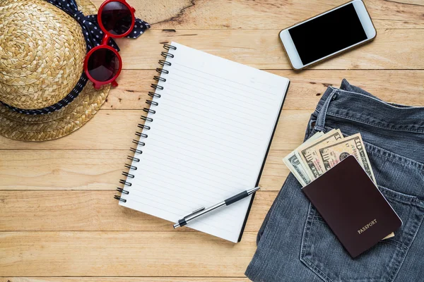 Düz seyahat aksesuarları kostümleri defter ve kopya alanı yatıyordu.. 