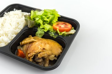 Pirinç ve Sebze Salatası Kavrulmuş Tavuk.