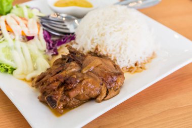 Pirinç ve Sebze Salatası Kavrulmuş Tavuk.