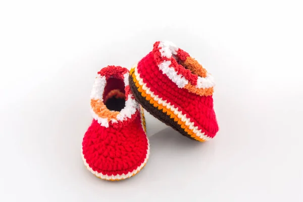 Pequeños zapatos de bebé. Niños de punto zapato artesanía . — Foto de Stock