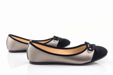 Kadın Ayakkabı renk siyah ve altın.