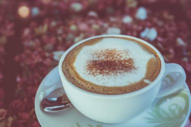 cappuccino veya sütlü kahve.